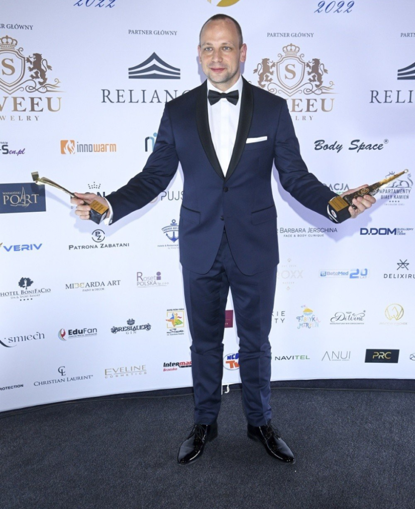 zdjęcie Cezarego z nagrodami